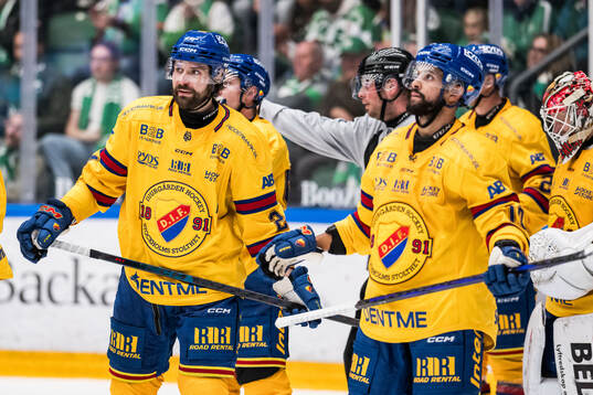 Djurgårdens Ludvig Rensfeldt och Oliver Kylington  deppar