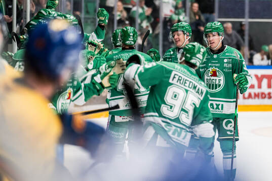 Rögles Fredrik Olofsson och Albin Sundsvik  jublar