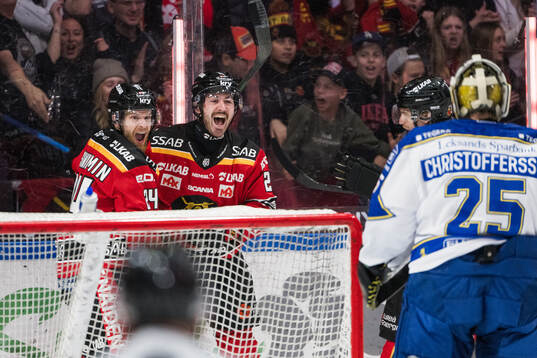 Luleås Brendan Shinnimin och Ben Tardif jublar