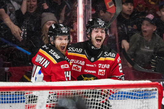 Luleås Brendan Shinnimin och Ben Tardif jublar