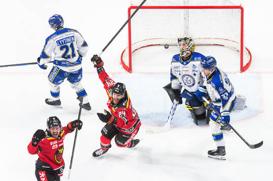 Luleås Ben Tardif och Brendan Shinnimin jublar medan