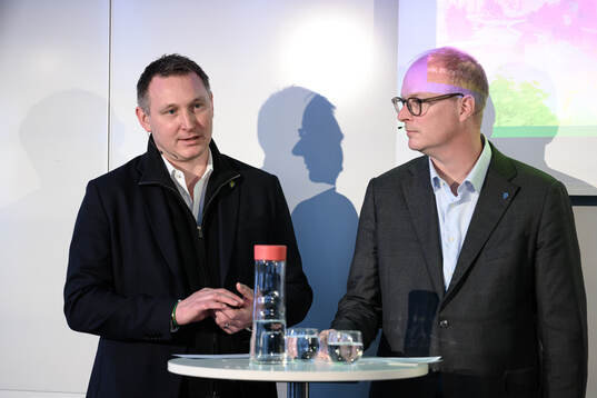 s fotbollschef Kim Källström och Anders Österberg (S),