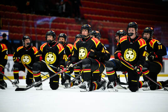 Brynäs Wilma Wäng-Germundsson jublar med lagkamrater