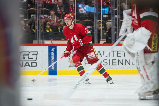 Modos Måns Carlsson innan ishockeymatchen i