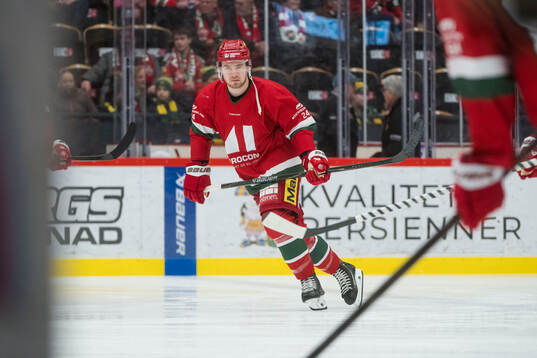 Modos Kyle Topping innan ishockeymatchen i