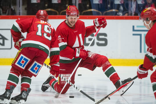 Modos Måns Carlsson innan ishockeymatchen i