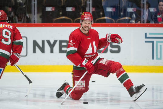 Modos Måns Carlsson innan ishockeymatchen i