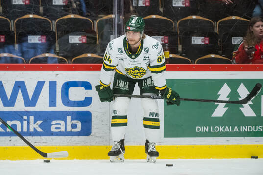 Björklövens Anton Malmström innan ishockeymatchen i