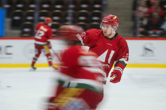 Modos Kyle Topping innan ishockeymatchen i