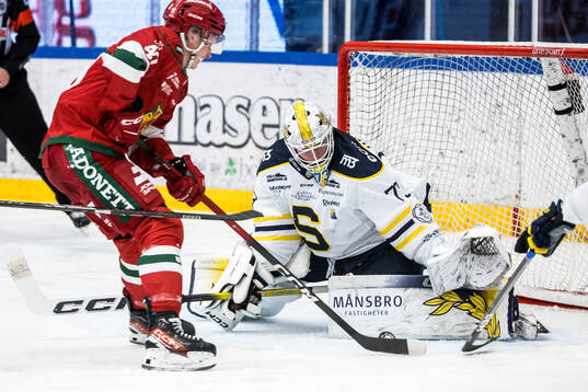 Moras Felix Johansson och Södertäljes målvakt Love