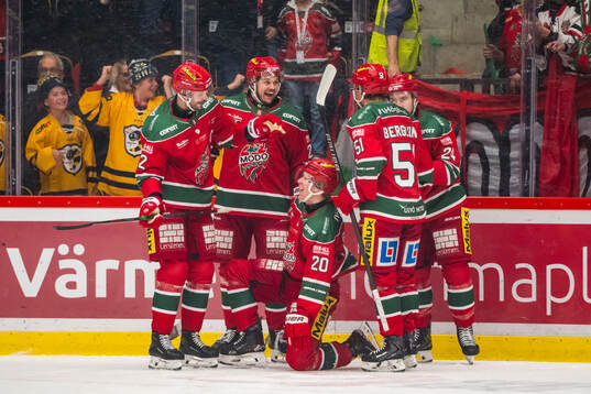 Modos Milton Gästrin jublar med lagkamraterna