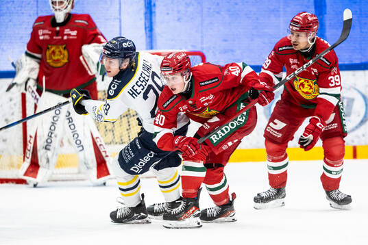 Södertäljes Adam Hesselvall och Moras Felix Johansson