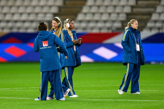 Bella Andersson and Evelyn Ijeh of Sweden
