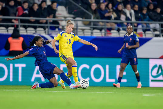 Melvine Malard of France and Filippa Angeldahl of Sweden