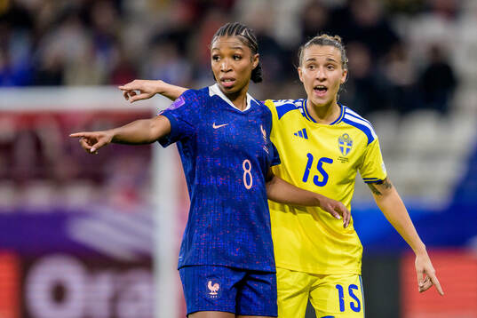 Onema Grace Geyoro of France and Julia Zigiotti Olme of