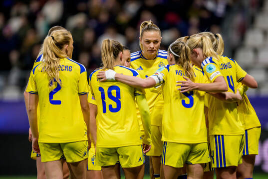 Stina Blackstenius of Sweden celebrate with teammates