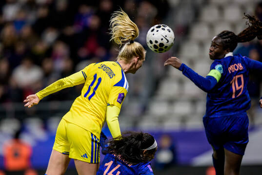 Stina Blackstenius of Sweden scores 1-1