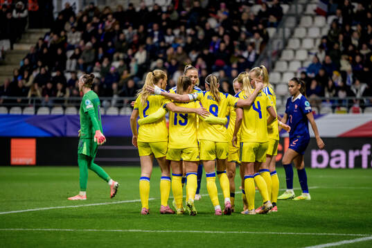 Stina Blackstenius of Sweden celebrate with teammates