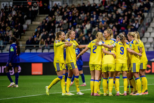 Stina Blackstenius of Sweden celebrate with teammates