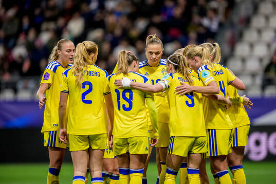Stina Blackstenius of Sweden celebrate with teammates