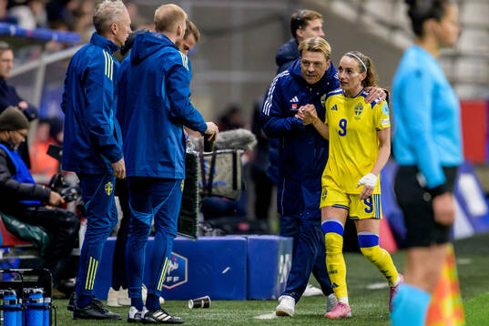 Head coach Tony Gustavsson and Kosovare Asllani of Sweden