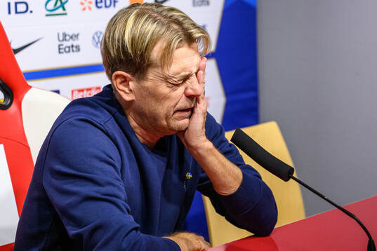 Head coach Tony Gustavsson of Sweden looks dejected