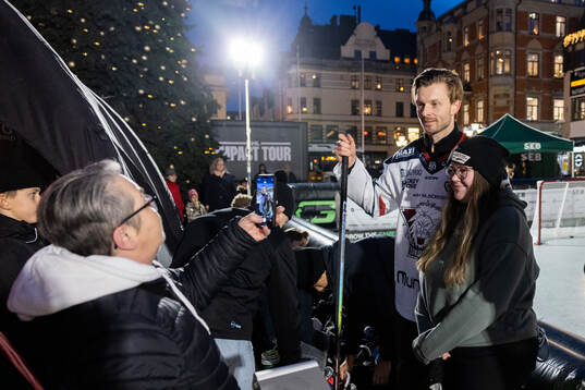 Linköpings Christoffer Ehn med besökare