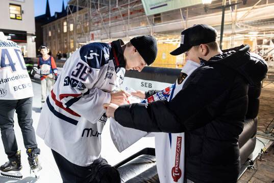 Linköpings målvakt Waltteri Ignatjew skriver autografer