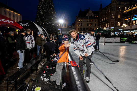 Linköpings Christoffer Ehn med besökare
