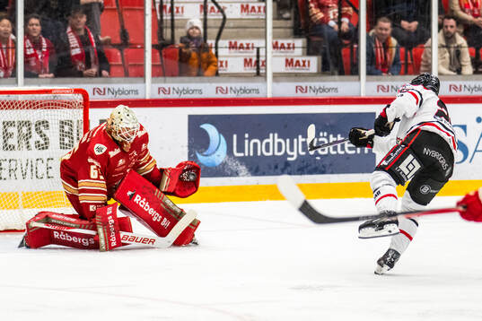 Kalmars målvakt Jacob Crespin och Nybros Juho Liuksiala