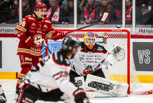 Kalmars Elliot Ekmark och Nybros målvakt Hugo Hävelid