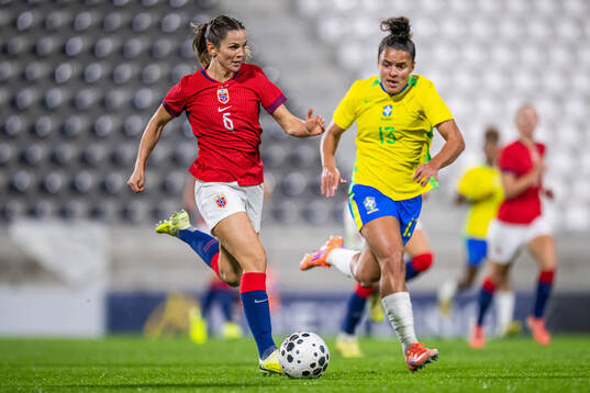 Tuva Hansen of Norway and Isabela Chagas of Brazil