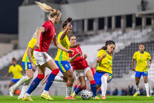 Tuva Hansen of Norway and Mariza Nascimento Silva of Brazil