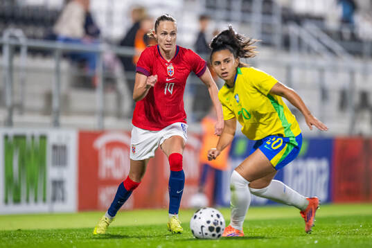 Caroline Graham Hansen of Norway and Mariza Nascimento