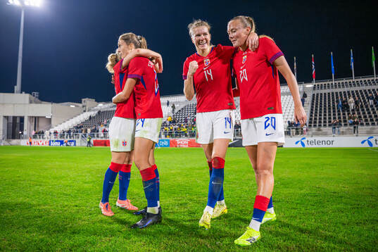 Ada Hegerberg, Synne Sofie Kinden Jensen and players of