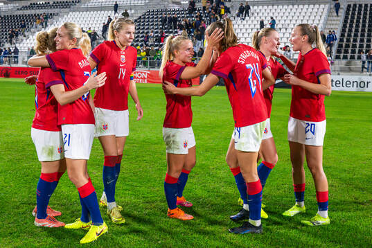 Lisa Naalsund, Emilie Woldvik and players of Norway