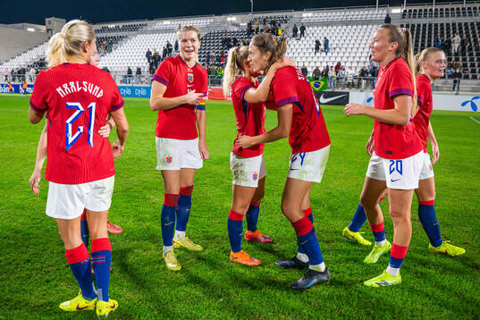 Ada Hegerberg and players of Norway celebrate