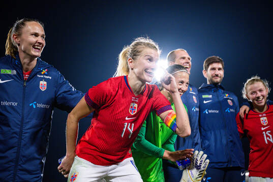 Caroline Graham Hansen, Ada Hegerberg, players and staff of
