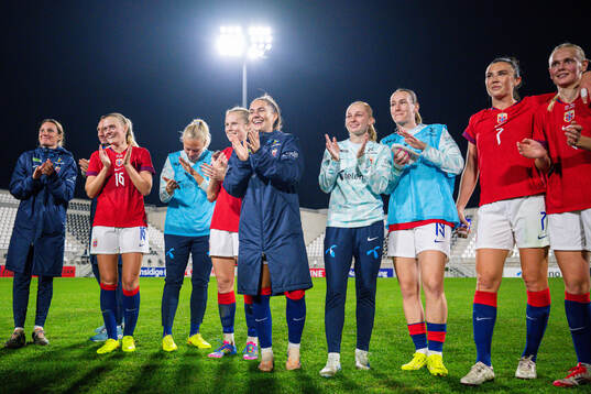 Assistant coach Ingvild Stensland, Mathilde Harviken, Julie
