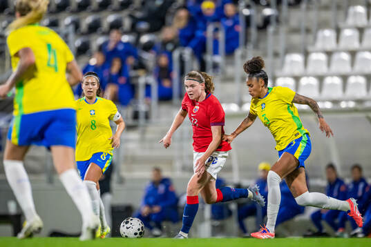 Signe Gaupset of Norway and Tarciane Lima of Brazil