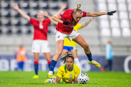 Frida Maanum of Norway and Ariadina Alves Borges of Brazil
