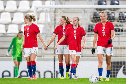 Julie Blakstad and players of Norway