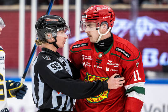 Linjedomare Anna Hammar och Moras Gustav Salmi-Lilja