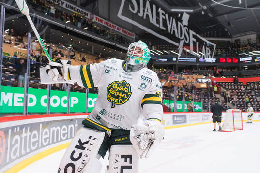 Björklövens målvakt Olle Eriksson Ek jublar