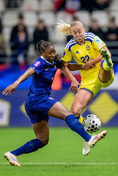 Kadidiatou Diani of France and Elma Junttila Nelhage of