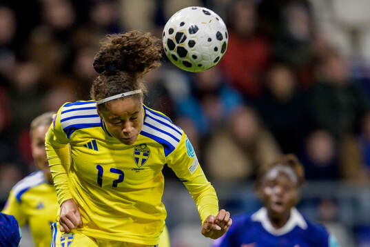Maelle Lakrar of France and Felicia Schröder of Sweden