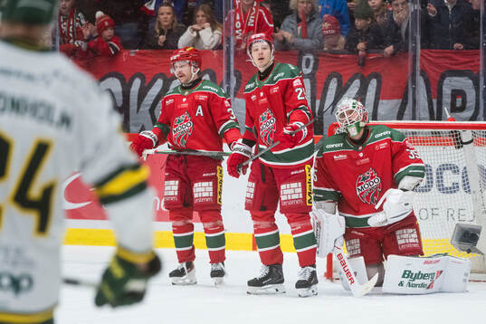 Modos Sebastian Ohlsson och Carl Mattsson och målvakt Adam