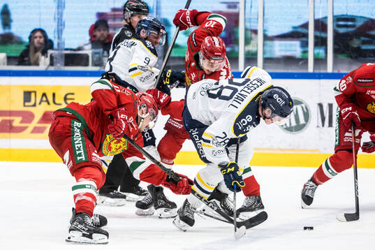 Moras Gustav Salmi-Lilja och Södertäljes Adam Hesselvall