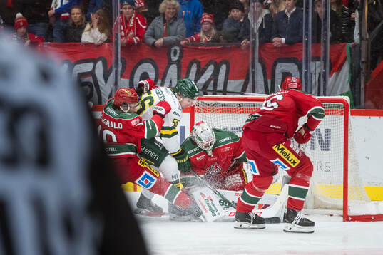 Modos Gerry Fitzgerald och målvakt Adam Werner och