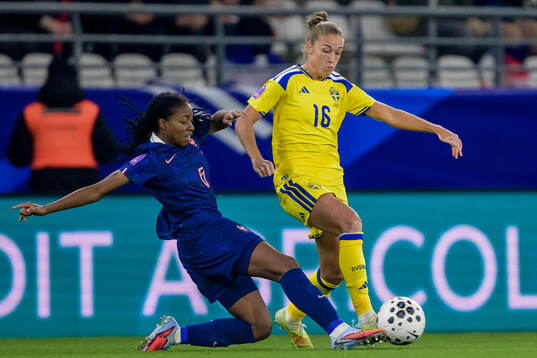 Melvine Malard of France and Filippa Angeldahl of Sweden